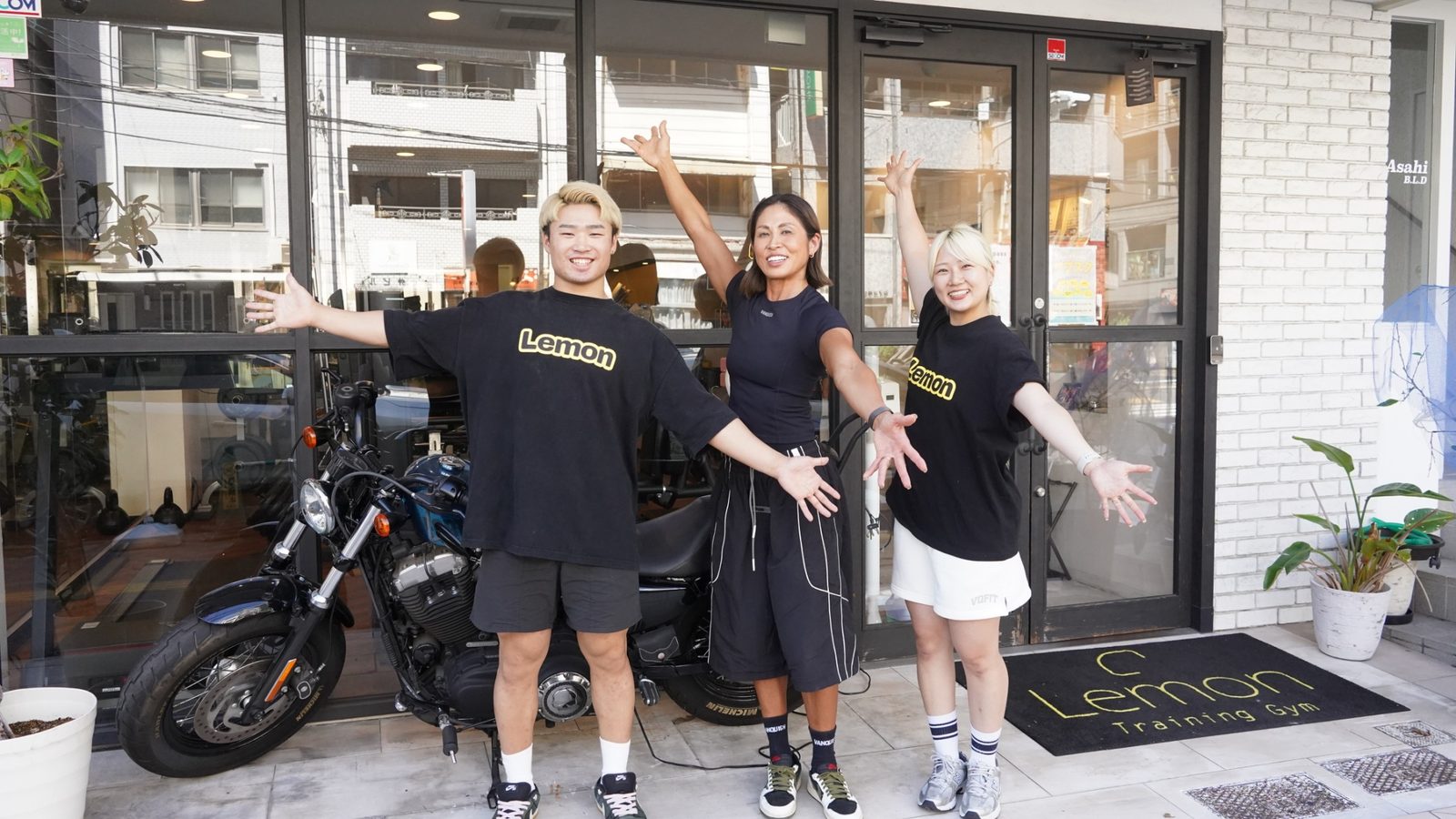 レモンジムの店舗前で笑顔で迎えるトレーナー3名