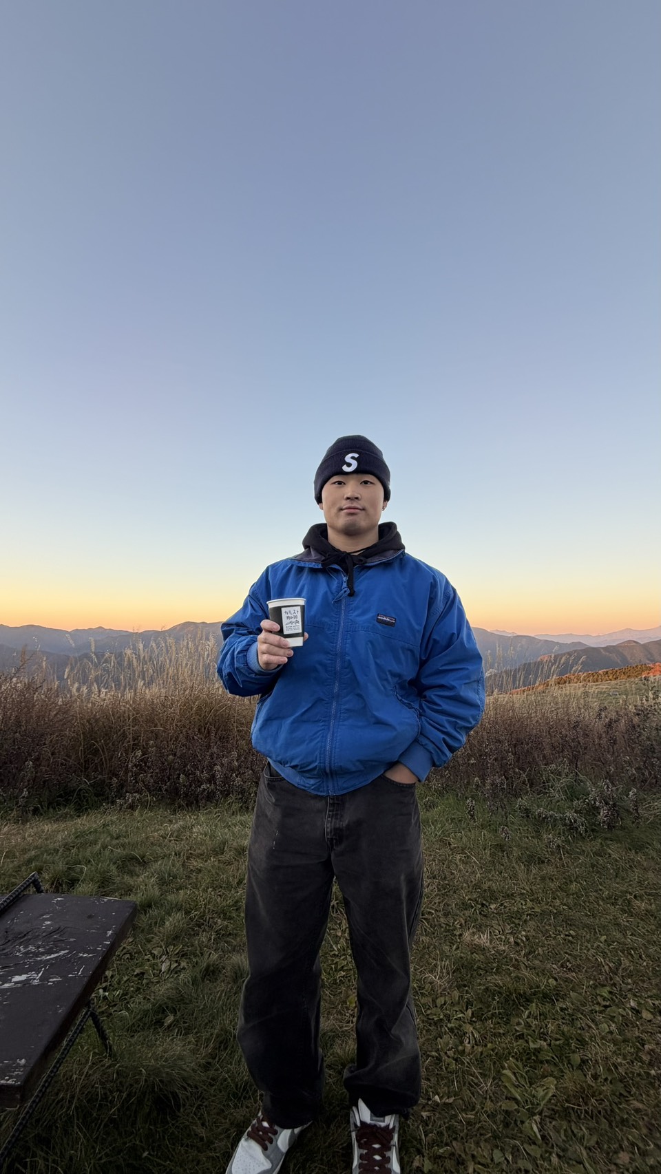 旅行先の夕景を楽しむ大垣竜叶